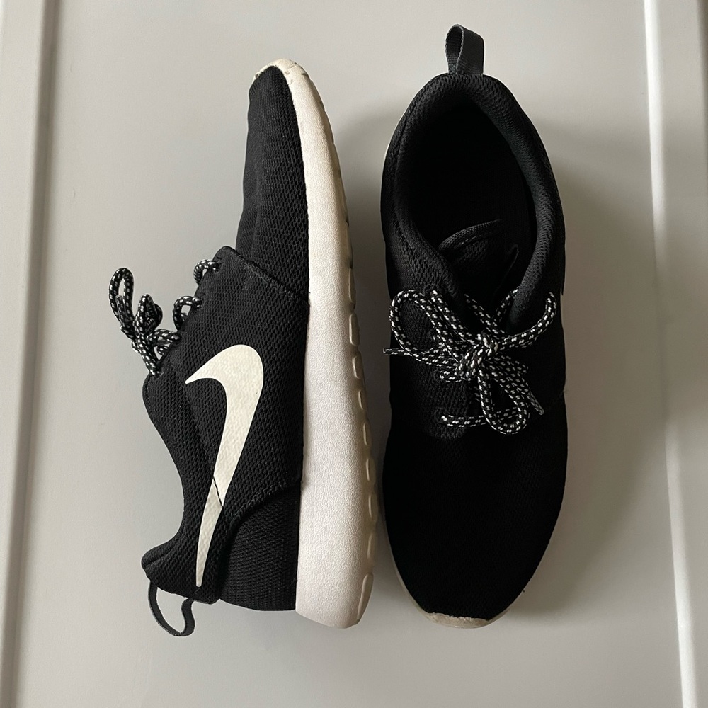 Women’s size 8 Nike Roshe One running shoes